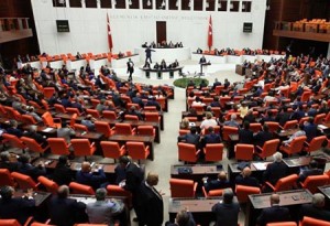 تركيا تواصل غاراتها واجتماع طارئ لبرلمانها