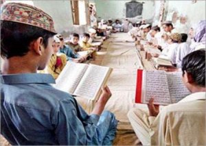 باكستان تغلق 200 مدرسة دينية بأوامر أمريكية