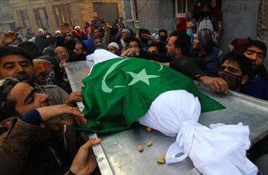 آلاف الكشميريين يشيعون جثمان زعيم “حزب المجاهدين” رغم حظر التجوال