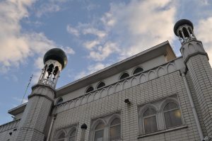 مسجد إسلامي يطعم 1000 شاب ضد كورونا في يوم واحد