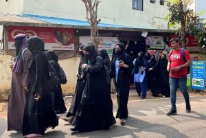 سبعة عشر ألف مسلمة غادرن الدراسة بعد حظر الحجاب في الهند