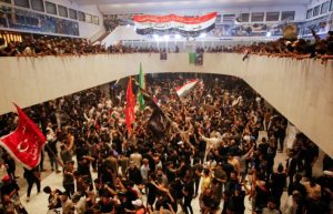 الصدر يطالب أنصاره بالتحول للاعتصام حول البرلمان العراقي والكاظمي يدعو لحوار شامل