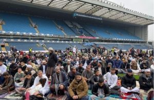 نادٍ إنجليزي يوفر قاعة لمشجعيه المسلمين لتأدية الصلاة أثناء مباراة للفريق