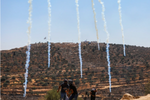 Israeli forces open fire on Palestinians; hundreds wounded