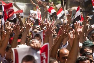 مصر: رابعہ قتل عام کی برسی ، مظاہرین پراشک آور گیس کی شیلنگ