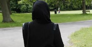 حجاب پہننے پر مسلمان لڑکی کو سکول بس سے اتار دیا گیا
