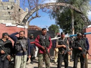 چارسدہ میں خودکش حملہ، ۸ جاں بحق، پولیس نے مقابلے میں ۲ عسکریت پسند ماردیے