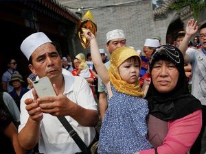 چین میں مسلمانوں کو موبائل میں ’’سرویلیئنس ایپ‘‘ ڈاؤن لوڈ کرنے کی ہدایت