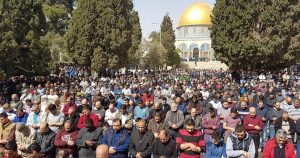 اسرائیلی رکاوٹیں توڑ کر 50 ہزار فلسطینیوں کی مسجد اقصیٰ آمد