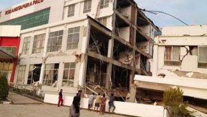 انڈونیشیا میں زلزلے کے بعد سونامی کے نتیجے میں کم از کم 48 افراد ہلاک