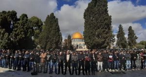 اسرائیلی پابندیاں توڑ کر 50 ہزار فلسطینی قبلہ اول پہنچنے میں کامیاب