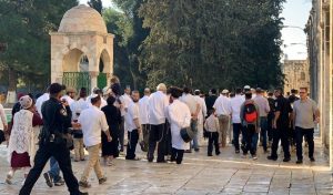 اسرائیلی پولیس نے مسجد اقصیٰ سے محافظ اور 5 خواتین کو گرفتار کر لیا