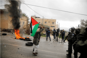 غربِ اردن میں اسرائیلی فوج کے ساتھ جھڑپ میں ایک فلسطینی شہید،10 زخمی
