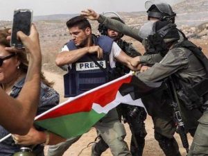 اسرائیلی فوج نے گزشتہ برس فلسطینی صحافیوں پر 260 سے زائد حملے کیے، رپورٹ