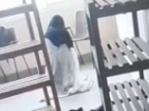 بھارت؛ یونیورسٹی میں طالبہ کو نماز پڑھنے سے روک دیا گیا