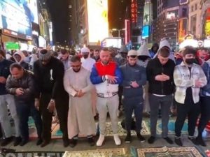 امریکی تاریخ میں پہلی بار ٹائمز اسکوائر پر نماز تراویح کی ادائیگی