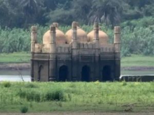 بھارت میں دریا کا پانی خشک ہونے پر قدیم مسجد نمودار