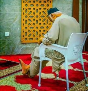 عذر کی وجہ سے بیٹھ کر نمازیں پڑھانے کا حکم