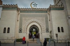 بعد الاعتداء على مسجدين.. مسلمو فرنسا يطالبون الحكومة بمكافحة دعوات الكراهية