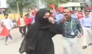 بعد منعه في الهند.. فيديو متداول لفتاة مسلمة تتحدى المتظاهرين الهندوس وتدخل جامعتها بالحجاب!