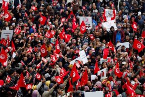 بالذكرى الـ 66 للاستقلال.. تونسيون يتظاهرون في العاصمة رفضا لقرارات الرئيس سعيد