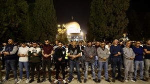 آلاف الفلسطينيين يؤدون صلاة التراويح في المسجد الأقصى