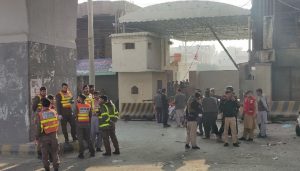 پشاور ایپ سی ءِ بنجل ءَ سلاہ‌بنداں اُرش کرتگ، یک اُرشکارے ءَ گوں گیٹ ءَ وت ءَ ڈیک داتگ وتکُش کرتگ