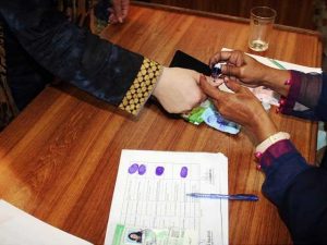 With free rides and meals, Pakistan elections blend marketing with democracy