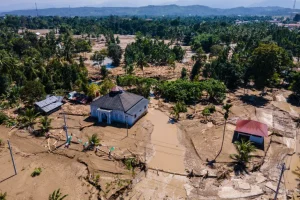 Indonesia floods death toll rises to 442 as people hunt for food and water