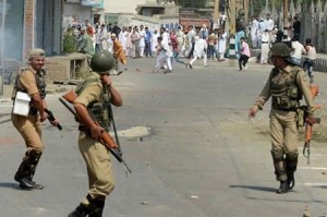 حمله پلیس هند به تظاهرات در کشمیر و کشته شدن یک معترض