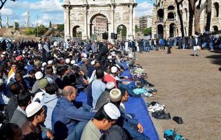 مسلمانان ایتالیا به تعطیلی مساجد اعتراض کردند