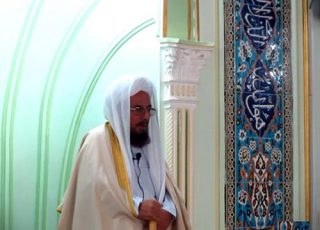 مسلمان واقعی هنگام مواجهه با مشکلات به عبادت متوسل می‌شود