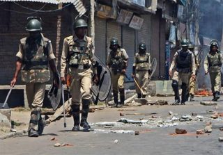 حمله پلیس هند به تظاهرکنندگان در کشمیر 12 کشته برجای گذاشت