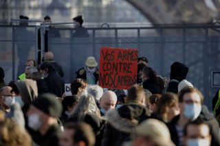 تظاهرات علیه ممنوعیت عکاسی از پلیس در فرانسه/ معترضان: سلاح را زمین بگذارید، گوشی‌ را کنار می‌گذاریم