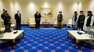 دیدار پمپئو با نمایندگان طالبان و دولت افغانستان در دوحه