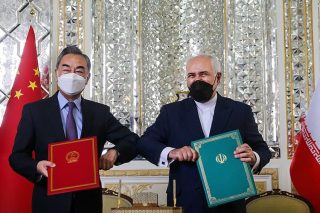 ایران و چین سند همکاری ۲۵ ساله امضا کردند