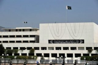 پارلمان پاکستان در مورد اخراج سفیر فرانسه تصمیم می‌گیرد