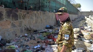 افزایش قربانیان انفجار در فرودگاه کابل/ طالبان: این حمله در منطقۀ تحت‌ حفاظت آمریکا رخ داده است