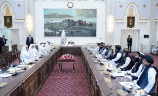 دیدار وزیر خارجه قطر با نخست‌وزیر دولت موقت افغانستان در کابل