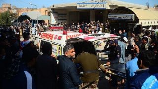 انفجار در مسجدی در پیشاور پاکستان ده‌ها کشته برجا گذاشت