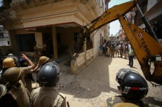 تخریب خانۀ معترضین به اهانت به مقدسات اسلامی در شمال هند+تصاویر