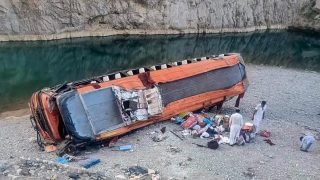 سقوط اتوبوس به دره در ایالت بلوچستان پاکستان جان ۱۹ نفر را گرفت