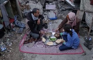 خانواده‌ فلسطینی در رفح بر روی آوار خانه‌شان افطار می‌کنند
