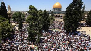 راستے بند ہونے کے باوجود فلسطینی رکاوٹیں توڑ کرمسجد اقصیٰ پہنچ گئے