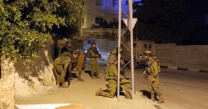 اسرائیلی فوج کی گھر گھر تلاشی، عالم دین سمیت متعدد فلسطینی گرفتار