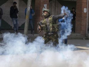 بھارتی فوج اب کشمیریوں پر ’’بدبو بم‘‘ استعمال کرے گی