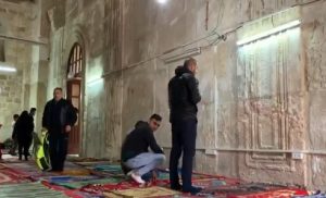 اسرائیلی فوج کے دھاووں کے بعد مسجد اقصیٰ میں سخت کشیدگی