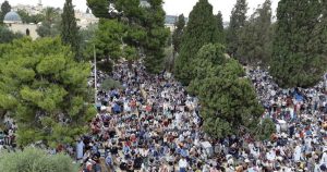 فلسطینیوں نے مسجد اقصیٰ میں نماز عید پراسرائیلی پابندی مسترد کردی