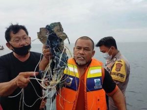 انڈونیشیا میں لاپتہ طیارے کا ملبہ اور انسانی اعضا مل گئے