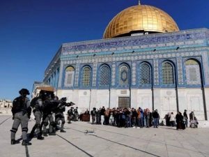 اسرائیلی پولیس کا مسجد اقصیٰ پر ایک بار پھر حملہ، 17 نمازی زخمی